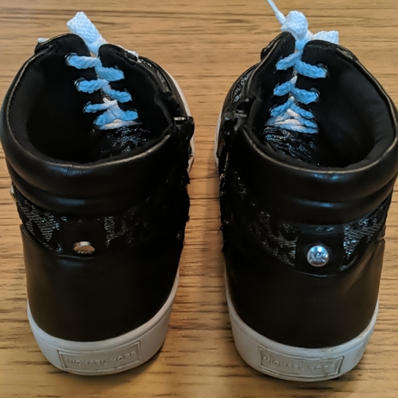 Shoes - Picture 3 of 4